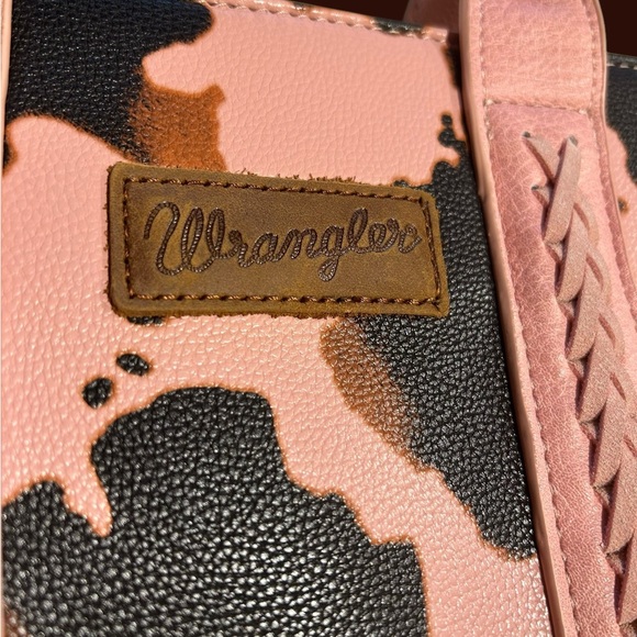 Wrangler Pink and Black Cow Print Women's Bag with concealed carry zipper pouch - Picture 2 of 13